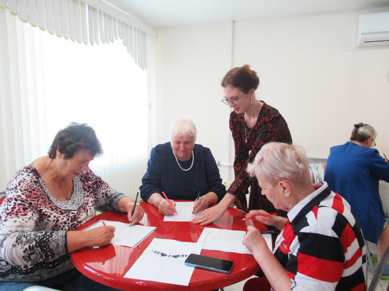 Рисование двумя руками – легко ли?